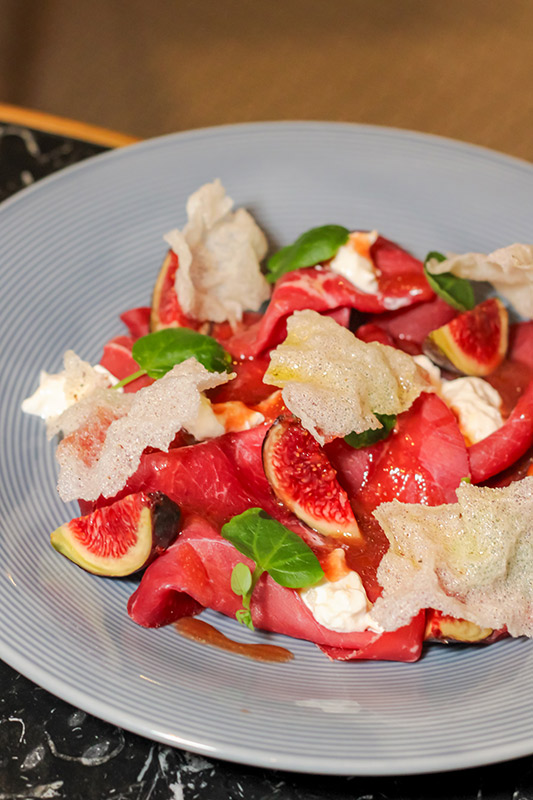 Carpaccio de ternera con higos y burrata