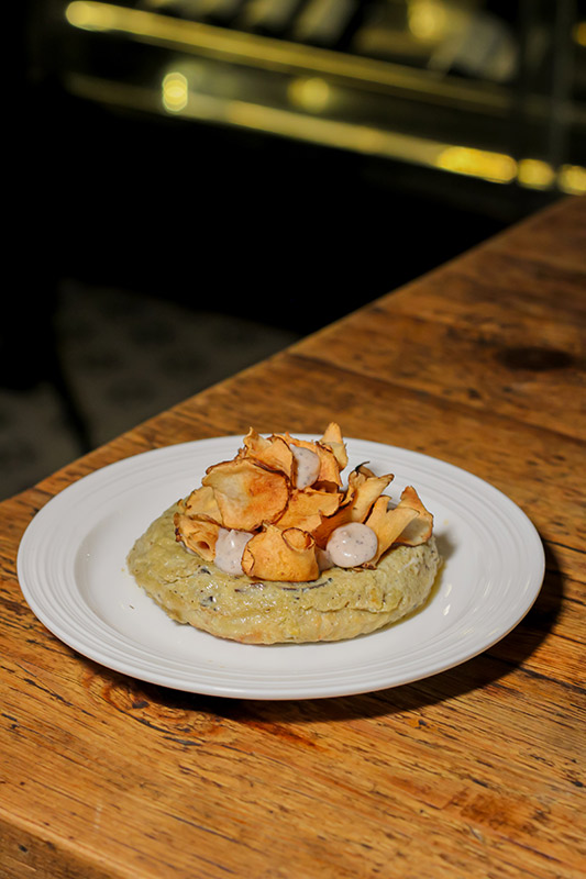 Hummus con chips de tupinambo crujientes